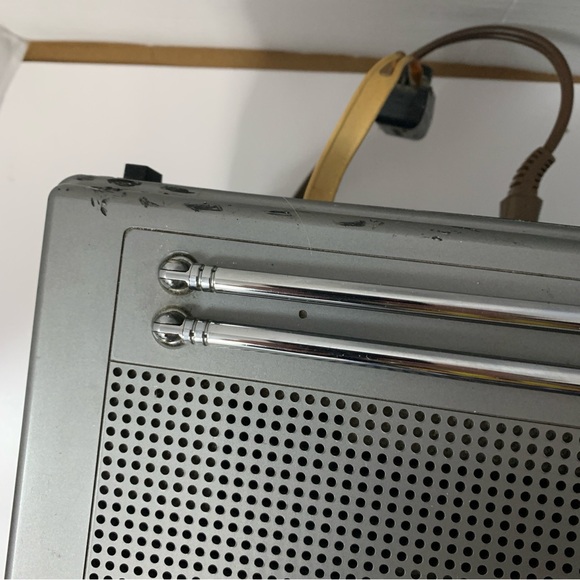 Hitachi CK-200 Portable TV 5” CRT Solid State Color Television 1982 - Powers On - Picture 7 of 16